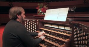 Wideo: Koncert muzyki świątecznej Orkiestry Symfonicznej w Edmonton