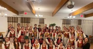 Uczniowie szkoły im. Henryka Sienkiewicza wraz z zespołem “Piast” na polonijnych spotkaniach świątecznych